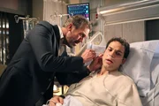 Heftiges Nasenbluten bringt den Studenten Derrick (Skylar Astin, r.) ins Krankenhaus. Als House (Hugh Laurie, l.) erf&auml;hrt, dass der 19-J&auml;hrige auch Stimmen h&ouml;rt, vermutet er eine psychische Erkrankung ...