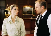 Die frisch geschiedene Jessica (Cordelia Wege, l.) genie&szlig;t es, eine kleine Aff&auml;re mit dem Barkeeper Boris (Anton Levit, r.) zu haben.