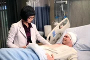Der Pathologe Dr. Treiber (Jamie Elman, r.) weiß über alle Mitglieder von Team House ziemlich genau Bescheid. Nur Park (Charlyne Yi, l.) ist ein unbeschriebenes Blatt für ihn ... Der Pathologe Dr. Treiber (Jamie Elman, r.) weiß über alle Mitglieder von Team House ziemlich genau Bescheid. Nur Park (Charlyne Yi, l.) ist ein unbeschriebenes Blatt für ihn ...