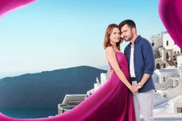 Ilana Elbaz (Torrey DeVitto) reist mit ihrem Freund Mike Atlas (Yannis Tsimitselis) f&uuml;r eine Familienhochzeit nach Santorin.  +++ Die Verwendung des sendungsbezogenen Materials ist nur mit dem Hinweis und Verlinkung auf RTL+ gestattet. +++
