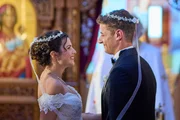 Feiern ihre Hochzeit: Alex Atlas (Katerina Konstas) und Chris Adamapoulos (Dimitri Gripari).  +++ Die Verwendung des sendungsbezogenen Materials ist nur mit dem Hinweis und Verlinkung auf RTL+ gestattet. +++