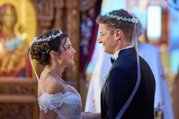 Feiern ihre Hochzeit: Alex Atlas (Katerina Konstas) und Chris Adamapoulos (Dimitri Gripari).  +++ Die Verwendung des sendungsbezogenen Materials ist nur mit dem Hinweis und Verlinkung auf RTL+ gestattet. +++