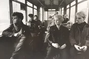 Als junger Fotograf portr&auml;tierte Sven Marquardt un&uuml;bertroffen die Ostberliner Prenzlauer-Berg-Boh&egrave;me in gotischem schwarz/wei&szlig;. Nach dem Mauerfall legt er ein paar Jahre die Kamera bei Seite und taucht ins Nachtleben ab. Sein Charisma und die Arbeit an der T&uuml;r des Berghain, das in der internationalen Clubszene Kult-Status erlangt, machen ihn weltber&uuml;hmt. - Sven Marquardt, Dome Hollenstein und Robert Paris.