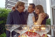 Ausgerechnet an seinem 35. Geburtstag erf&auml;hrt Felix (Ren&eacute; Steinke, M.) so einiges &uuml;ber Ehefrau Sabine (Nicole Marischka, r.) und Gesch&auml;ftspartner Matz (Martin Klempnow, l.) ...