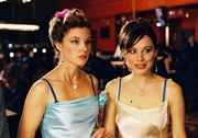 Lilly (Mina Tander, r.) und Jessica (Cordelia Wege, l.) versuchen ihr Gl&uuml;ck im Casino.