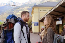 Eva (Julia Nachtmann) holt ihren Freund Johannes (Bernhard Piesk) am Bahnhof in Meran ab.