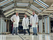 Waldemar, Esther und Marc in der Autofabrik in Zwickau &ndash; Waldemar ist Chef der Lackier-Abteilung, Mark Fertigungsleiter &ndash; also Chef der Produktion. Die beiden f&uuml;hren Esther durch die verschiedenen Bereiche der E-Auto-Produktion.