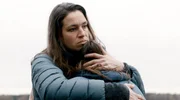 Erzieherin Kathleen (Franziska Hartmann) hat trotz der Ablehnung Ihrer Kollegin Miriam (Svenja Hermuth, r.) Verst&auml;ndnis f&uuml;r ihre Sorgen.