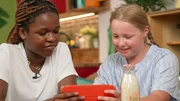 Die Schulfreundinnen Laura und Kamsi bekommen heute ein Paket von Jakob aus Nieder&ouml;sterreich &ndash; darin versteckt sich Reis.