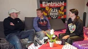 Jonas (24, li.) besucht seinen Papa Gunnar und dessen Ehefrau Bea.