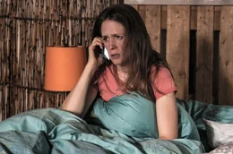 Eva (Julia Nachtmann) traut ihren Ohren nicht, als Oma Lotti sie ins Vertrauen zieht, dass sie sich nach 40 Jahren Ehe von ihrem Heinz trennen will !