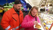 Jessica (41) und Olaf (55) sind auf dem Hamburger Dom unterwegs.