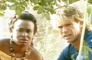 Mam Lorraine (Kimberly Scott, l.) und MacGyver (Richard Dean Anderson, r.) beobachten die Handlanger des alten Regimes.