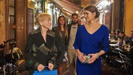 Andrea (Anja Kling, re.) und ihre Mutter Helga (Christine Schorn) auf St&auml;dtereise in Verona.