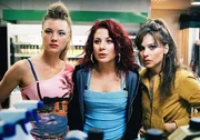 Mit dem Geld der geklauten Kasse vom Feuerwehrball wollen die drei Freundinnnen Jessica (Cordelia Wege, l.), Nora (Anita Matija, M.) und Lilly (Mina Tander, r.) ordentlich einen drauf machen - sie wissen nur noch nicht wie.