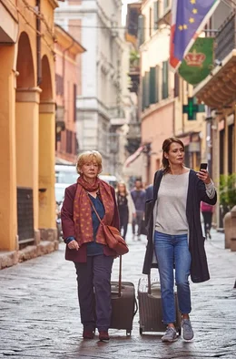 Andrea (Anja Kling, li.) schenkt ihrer Mutter Helga (Christine Schorn) einen Verona-Trip zum 75. Geburtstag.