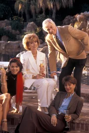 (v.l.n.r.) Heather Michaels (Julie Condra); Bea Michaels (Christina Pickles); Dr. Mark Sloan (Dick Van Dyke); Terri Michaels (Nancy Lee Grahn)