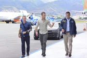 Die zust&auml;ndige Ermittlungsbeh&ouml;rde um Agent Callahan (Ricardo Chavira, r.) will den Fall als Pilotenfehler zu den Akten legen, doch Danni (Scott Caan, l.) und McGarrett (Alex O'Loughlin, M.) sind misstrauisch und bleiben deshalb hartn&auml;ckig ...