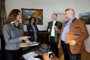 Die Kommissare Stadler und Andresen befragen B&uuml;rgermeister Norbert Steingruber und dessen Referentin Monika Schindler (Eva M&auml;hl, l.), Kommissarin Andresen (Sophie Melbinger, 2.v.l.), B&uuml;rgermeister Norbert Steingruber (Michael Lerchenberg, 2.v.r.), Kommissar Stadler (Dieter Fischer, r.).