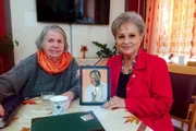 Ursula Pulley und Dagmar Frederic mit einem Bild von James Pulley (v.l.)