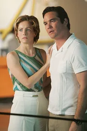 Wer hat ihren Sohn ermordet? Oder haben seine Eltern Denise (Leslie Hope, l.) und Roger Partney (Dean Cain, r.) selbst etwas mit dem Tod von Brian zu tun?