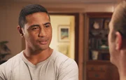 Er ist jetzt McGarretts Mitbewohner und arbeitet immer noch eifrig daran, ins Hawaii Five-0 Team aufgenommen zu werden: Junior (Beulah Koale) ...