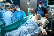 Ines Czerny hat sich die Hand verletzt. Florian Osterwald und Dr. Ben Ahlbeck m&uuml;ssen operieren.