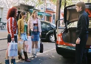 Alexander (Kai Scheve, r.) kutschiert mit seinem gro&szlig;en Auto die drei Freundinnen Nora (Anita Matija, l.), Lilly (Mina Tander, 2.v.l.) und Jessica (Cordelia Wege, 2.v.r.) durch Berlin und von Gesch&auml;ft zu Gesch&auml;ft.
