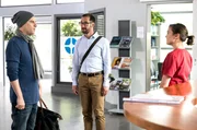 Assistenz&auml;rztin Rebecca Krieger empf&auml;ngt Frederick Stratmann, der von seinem Mann Sven Stratmann begleitet wird.