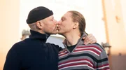Christian (40) und sein Verlobter Jens (31) wollen von Berlin aufs Land in Mecklenburg ziehen und freuen sich auf das Dorfleben und die Ruhe. Doch sie machen sich auch Gedanken, wie sie als schwules Paar von den Einheimischen aufgenommen werden. Auch, weil ihretwegen die letzte Kneipe im Ort fr&uuml;her schlie&szlig;t.