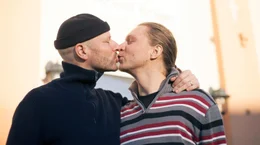 Christian (40) und sein Verlobter Jens (31) wollen von Berlin aufs Land in Mecklenburg ziehen und freuen sich auf das Dorfleben und die Ruhe. Doch sie machen sich auch Gedanken, wie sie als schwules Paar von den Einheimischen aufgenommen werden. Auch, weil ihretwegen die letzte Kneipe im Ort fr&uuml;her schlie&szlig;t.