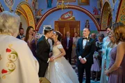 Alex Atlas (Katerina Konstas) und Chris Adamapoulos (Dimitri Gripari) geben sich das Ja-Wort.  +++ Die Verwendung des sendungsbezogenen Materials ist nur mit dem Hinweis und Verlinkung auf RTL+ gestattet. +++