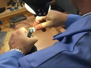 Edelsteinbearbeitung in einem Atelier von Tiffany & Co.