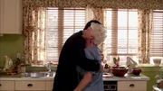 Wer steckt hinter dem Anschlag auf Michaels (Jeffrey Donovan) Bruder? Madeline (Sharon Gless) trauert um ihren Sohn, der beim letzten Einsatz kaltblütig ermordet wurde. Wer steckt hinter dem Anschlag auf Michaels (Jeffrey Donovan) Bruder? Madeline (Sharon Gless) trauert um ihren Sohn, der beim letzten Einsatz kaltblütig ermordet wurde.