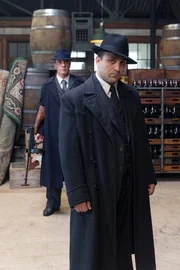 Al Capone hat niemals über den Tod seines Bruders gesprochen. Es war für ihn der Auftakt für eine sehr viel dunklere Zeit. Al Capone hat niemals über den Tod seines Bruders gesprochen. Es war für ihn der Auftakt für eine sehr viel dunklere Zeit.