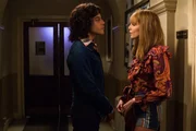 Freddie Mercury (Rami Malek, l.); Mary Austin (Lucy Boynton, r.)
