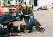 Autoliebhaber Wolfen (Timo Dierkes, r.) ist von Nora (Anita Matija, l.) schwer begeistert.
