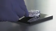 Nahaufnahme von Metallschaum.