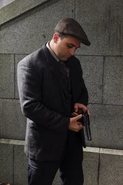 Al Capone steht unter Druck, die Familie zu ern&auml;hren. Er ist entschlossen, das Geld einzutreiben.