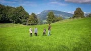 Die Br&uuml;der Quirin, Valentin und Simon jodeln gemeinsam mit Papa Ernst.