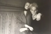Als junger Fotograf portr&auml;tierte Sven Marquardt un&uuml;bertroffen die Ostberliner Prenzlauer-Berg-Boh&egrave;me in gotischem schwarz/wei&szlig;. Nach dem Mauerfall legt er ein paar Jahre die Kamera bei Seite und taucht ins Nachtleben ab. Sein Charisma und die Arbeit an der T&uuml;r des Berghain, das in der internationalen Clubszene Kult-Status erlangt, machen ihn weltber&uuml;hmt. - Sven Marquardt.