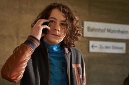 Noch ein Notfall f&uuml;r Andrea: Sohn Felix (Maximilian Ehrenreich) wurde bei der Klassenfahrt heimgeschickt.