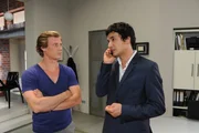 Tom (Parick Kalupa, l.) erf&auml;hrt von Kommissar Berger (Hyun Wanner, r.), dass David tot ist ...