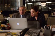 Auf der Suche nach einer neuen Aufgabe im Ruhestand, bewirbt sich Witwer Ben (Robert De Niro, l.) kurzerhand als Senioren-Praktikant bei Jules Ostins (Anne Hathaway, r.) Modewebsite und bekommt von ihr Nachhilfe in Sachen Social-Media ...