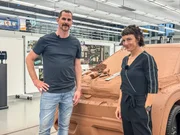 Esther und Fabian mit einem sogenannten Clay-Modell, ein Plastilin-Entwurf f&uuml;r ein neues Auto.