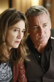 Die beiden Plattenproduzenten Ian (Robert Curtis Brown, r.) und Bree (Anne Ramsay, l.) sind sehr best&uuml;rzt als sie vom Mord an der S&auml;ngerin Hayley Blue erfahren.