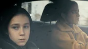 Kathleen (Franziska Hartmann, r.) bringt Ronald (Rankin Duffy), den Bruder der verungl&uuml;ckten Jenny nach Hause.