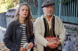 Heinz (Willem Menne) ist seiner Frau Lotti und Enkelin Eva (Julia Nachtmann) nach Italien gefolgt.