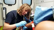 Notfallsanit&auml;terin Theresa Schenk k&uuml;mmert sich um den Patienten
