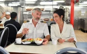 Eine ruhige Minute f&uuml;r die &laquo;Traumschiff&raquo;-Besatzung: Daniel Morgenroth als Staff-Kapit&auml;n Martin Grimm, Barbara Wussow als Hanna Liebhold